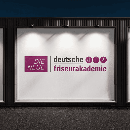 Logo der Deutschen Friseurakademie auf einem beleuchteten Hintergrund.