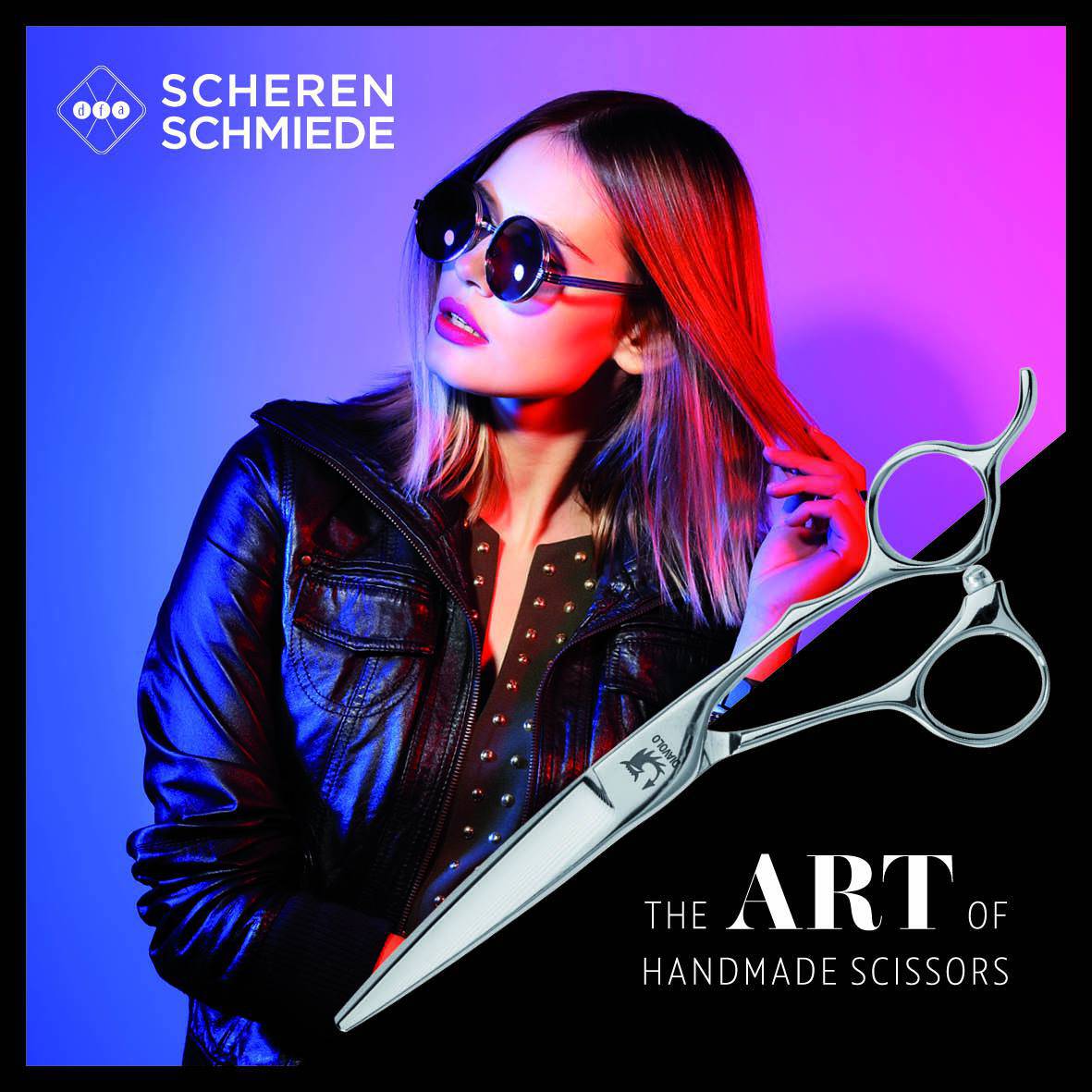 Model mit Sonnenbrille hält Haarsträhnen neben einer handgefertigten Friseurschere.