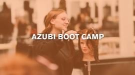 Friseurschülerin arbeitet an einer Übungspuppe während des AZUBI Boot Camps.