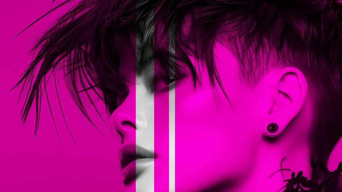 Der Countdown läuft: Knallpinkes Close-up mit schwarzem Haar, kontrastreicher Teilansicht von Gesicht und Blick, dynamischer Friseur-Look.