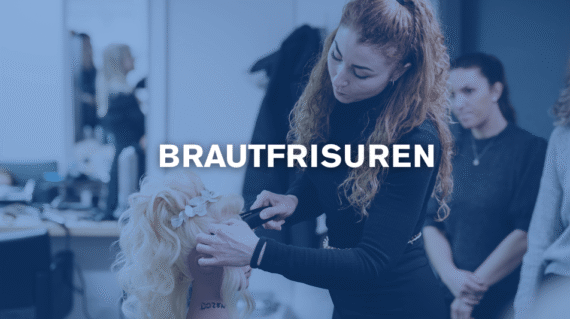 Brautfrisuren Seminar: Nadine Lauter demonstriert am Übungskopf eine Hochsteckfrisur, umgeben von einer kursnahen Atmosphäre; blauer Filter, Fokus auf klassischer Hochsteckung und aktuellen Brautlooks.