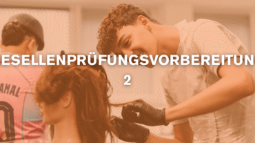Mathias Krägel und Aylin Mayer bei Gesellenprüfungsvorbereitung 2, praxisnahe Haarschnitt-Experimente, warme Farbstimmung und zwei Übungsköpfe im Hintergrund