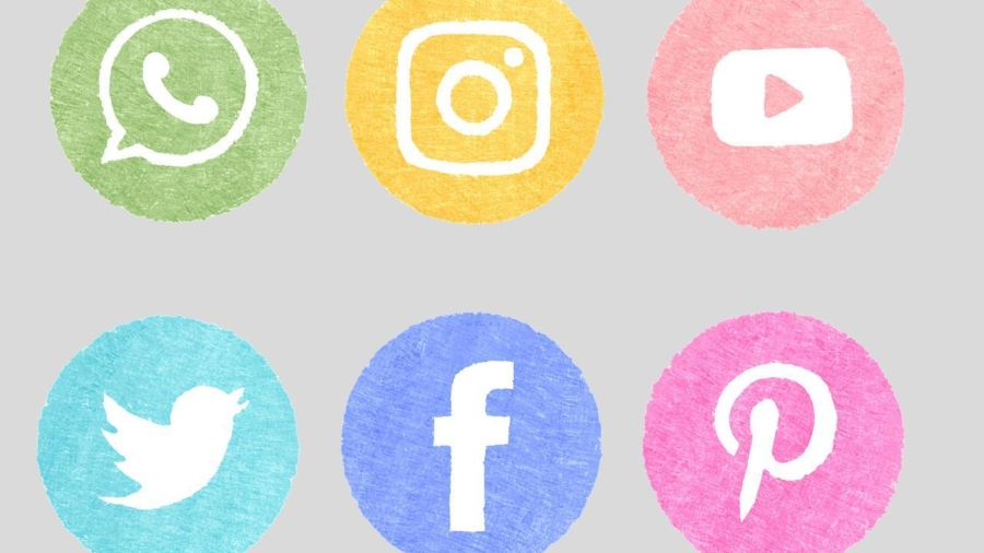 Sechs bunte Symbole für soziale Medien, darunter WhatsApp, Instagram, YouTube, Twitter, Facebook und Pinterest.