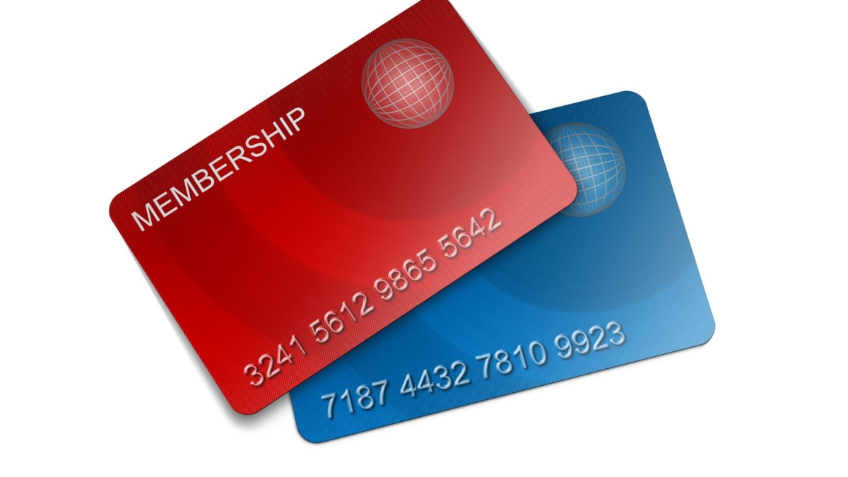 Rote und blaue Mitgliedskarten mit verschiedenen Nummern und dem Wort 'MEMBERSHIP'.