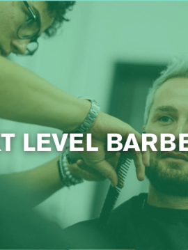 Friseur schneidet das Haar eines Mannes während einer Barbering-Sitzung mit einem Kamm und Schere.