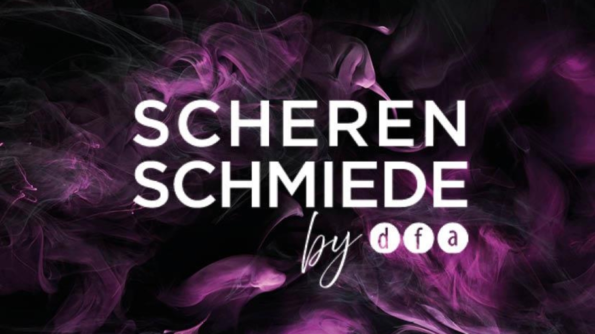 Scherenschmiede by DFA Logo vor dunklem, lila Rauchhintergrund, klare Typografie mit weißen Buchstaben