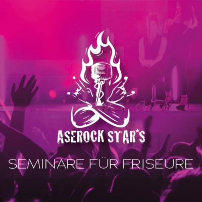 Logo von Aserock Star's mit Mikrofon und Flammen auf einem pinken Hintergrund, umgeben von einer Menschenmenge.